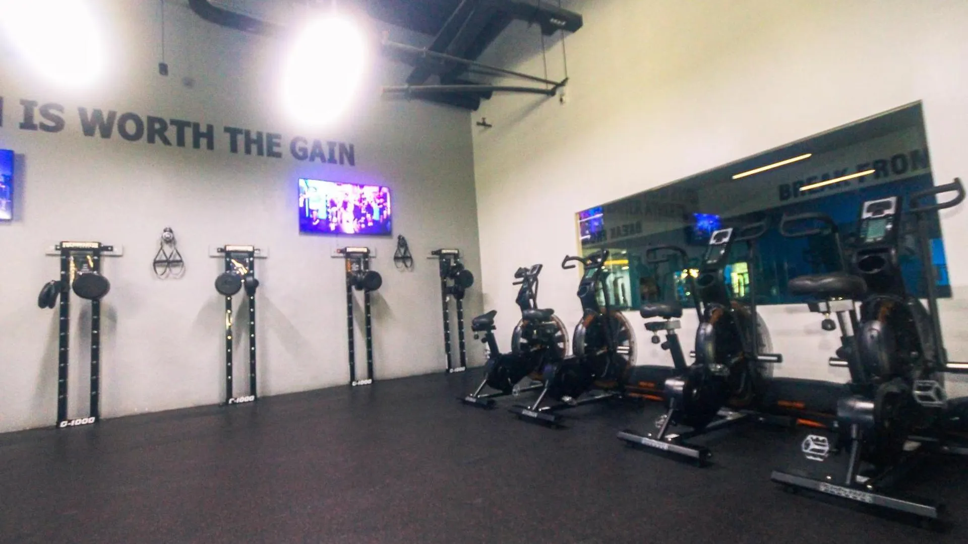 Serene City Stay Trendy Cozy Makati Condo Fun Swim Gym Netflix 4047 Manila Apartment