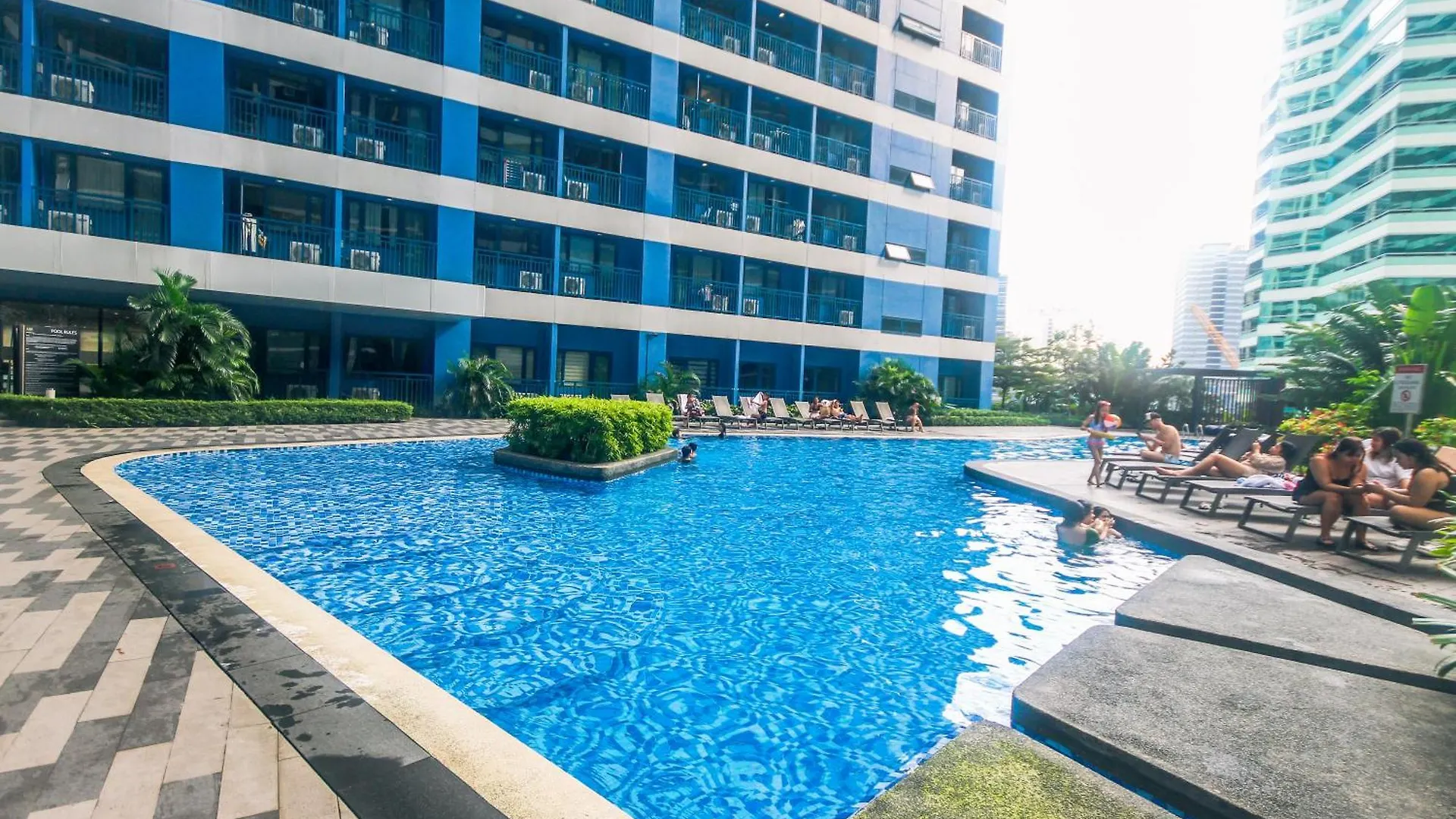 Serene City Stay Trendy Cozy Makati Condo Fun Swim Gym Netflix 4047 Manila